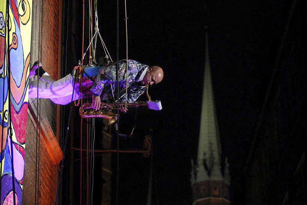 Gdańsk, 03.08.2007. Koncert zespołu DRUMS NRG na ścianie Ratusza Głównego Miasta w Gdańsku, 3 bm. Ośmiu muzyków przymocowanych linami alpinistycznymi do ściany budynku zagrało koncert stojąc pod kątem 90 stopni. PAP/Barbara Ostrowska